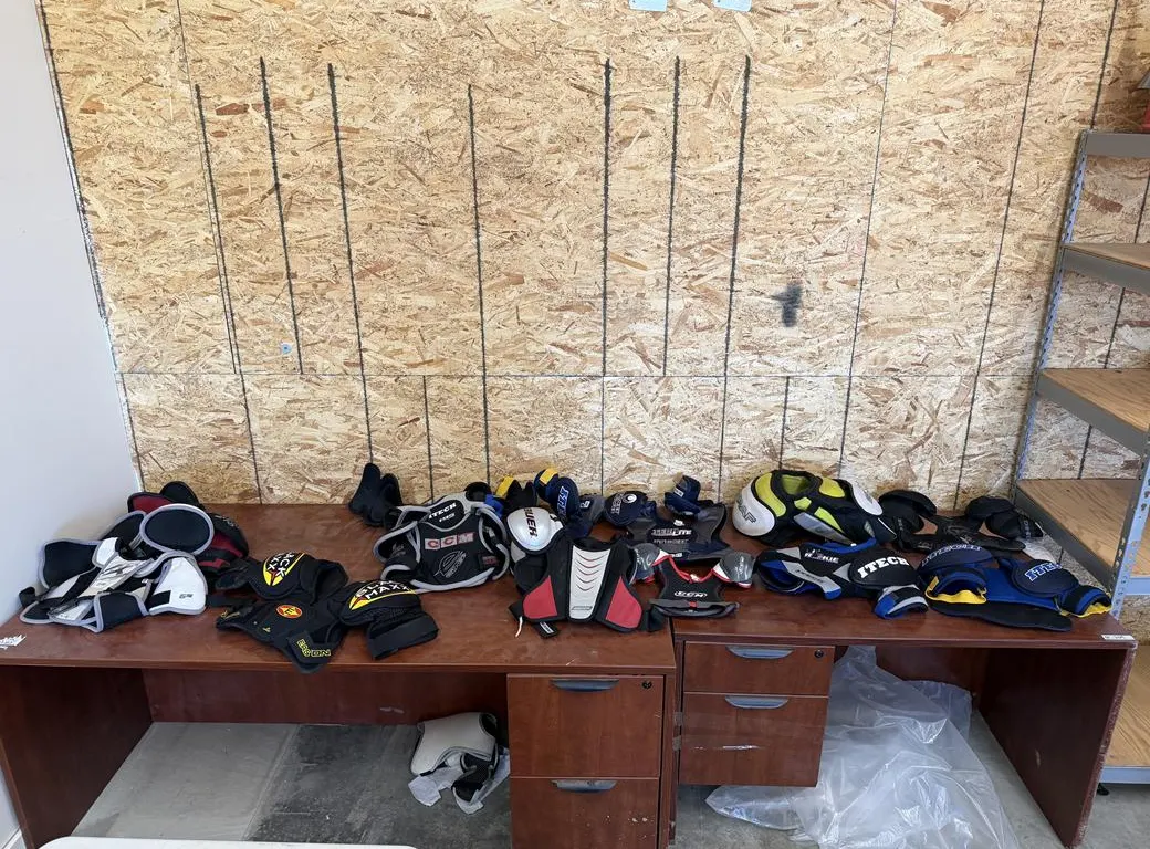Hockey Shoulder Pads (Assorted Sizes)