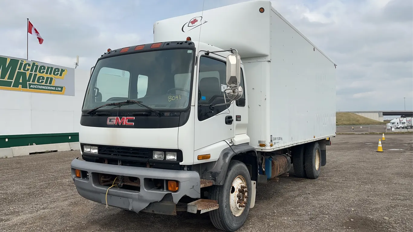 1999 GMC T7500 S/A Van Body Truck