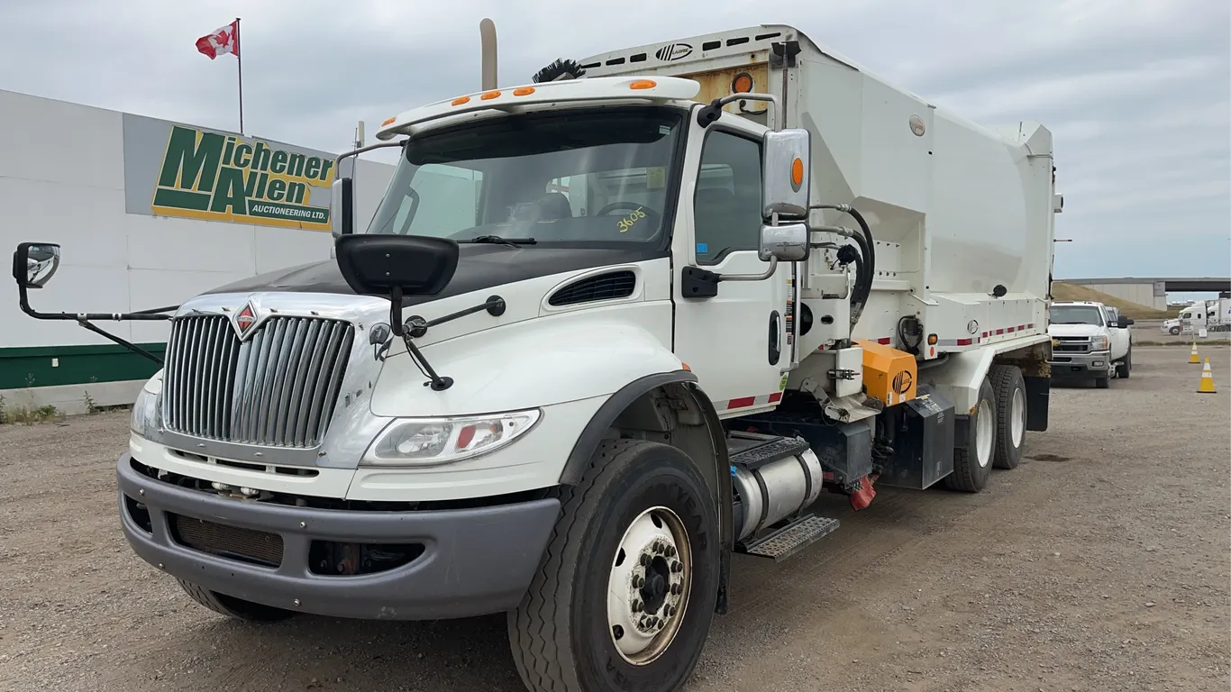 2019 International HV607 T/A Refuse Truck