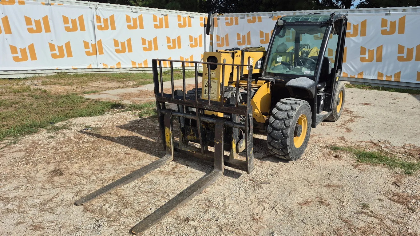 2008 CATERPILLAR TH255 5500 LB TELESCOPIC FORKLIFT SN: TBS00138
