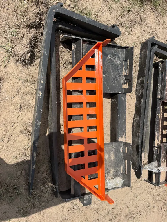 UNUSED 2026 WOLVERINE FK-11-48W 48 IN. FORKS W/MAST & GAURD