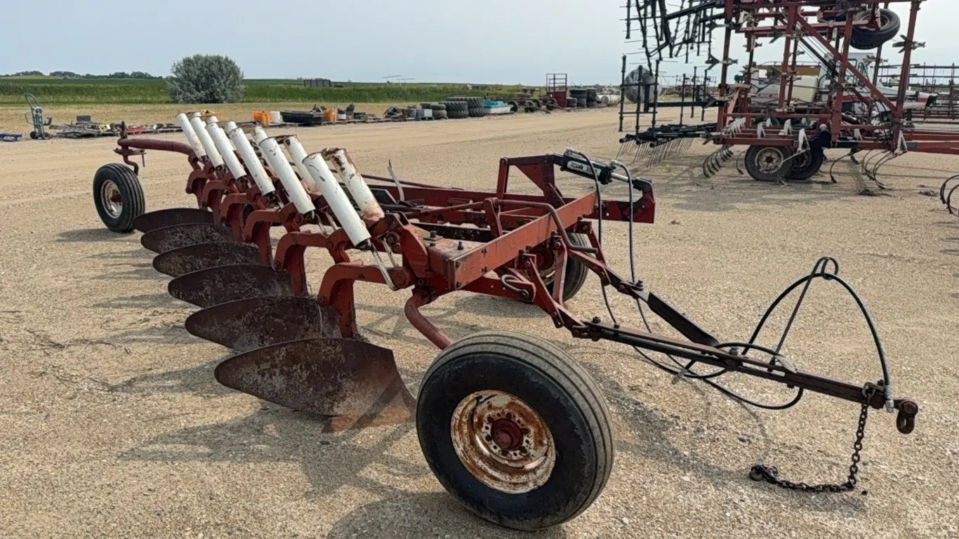 ID 4337 IH 6 Bottom Plow