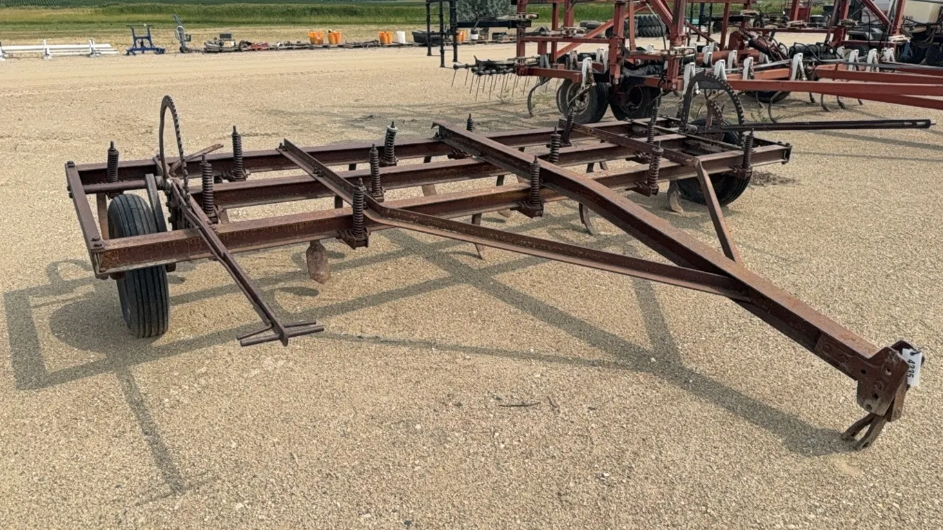 ID 4335 Chisel Plow