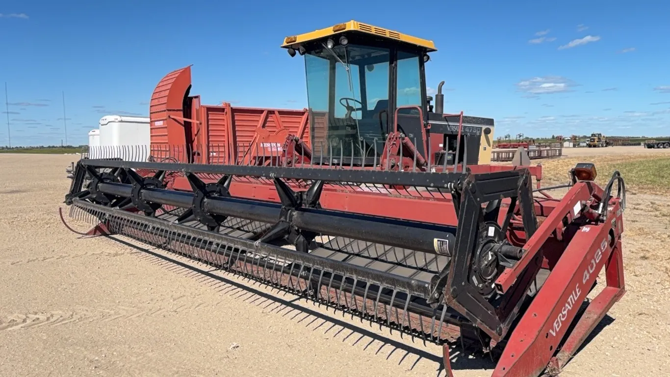 ID 4334 Versatile 4750 Swather