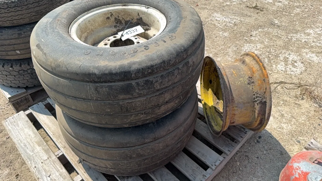 ID 4332 (2) Implement Tires 31x13.50-15/John Deere Rim