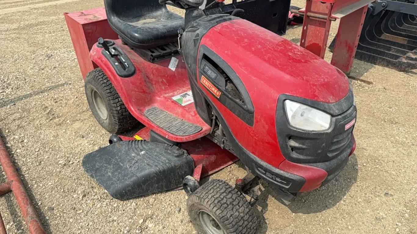 ID 4426 Craftsman Riding Mower *as is