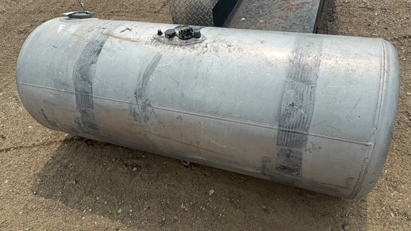 ID 4417 Pete Semi Fuel Tank