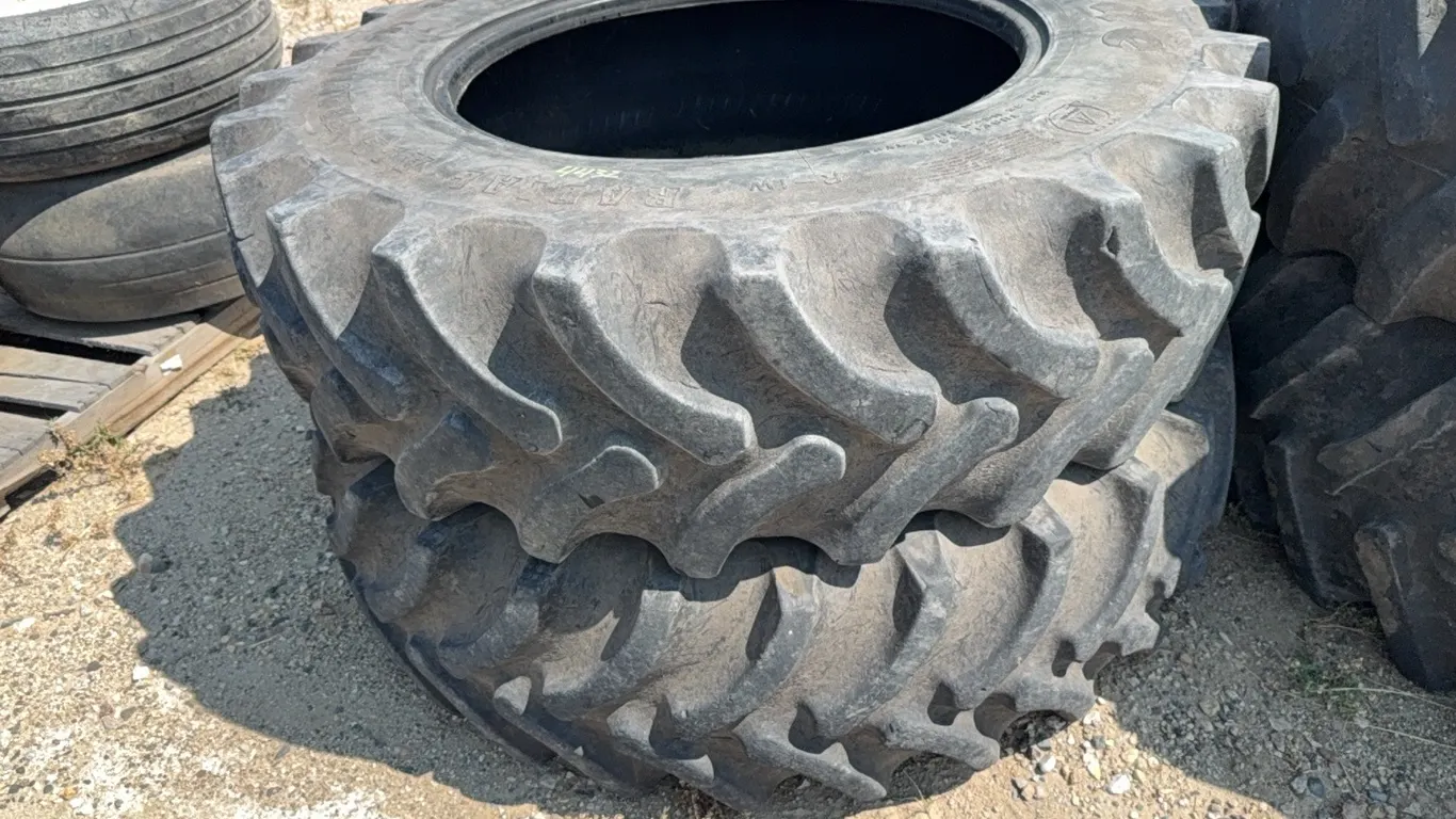 ID 4432 (2) 380/85 R 30 Tires