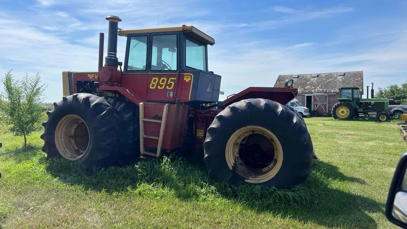 1981 Versatile 895 Tractor