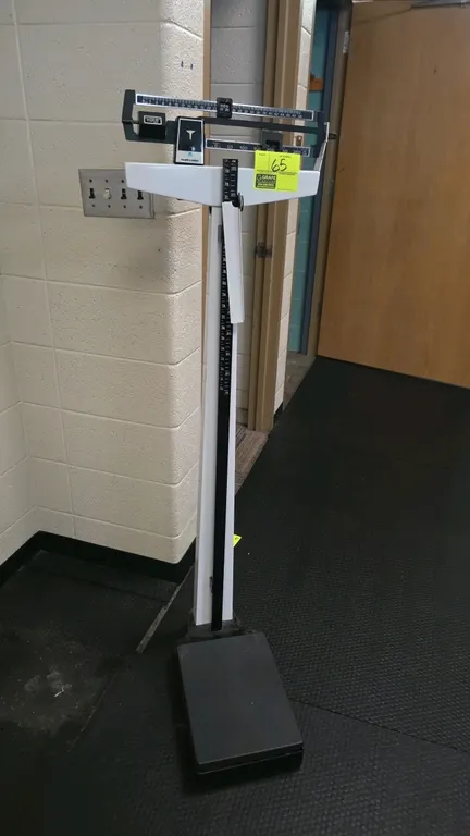 Health o meter mechanical physician scale. Features a dual-beam balance design with a capacity of 350 lbs and an integrated height measuring rod. Meta
