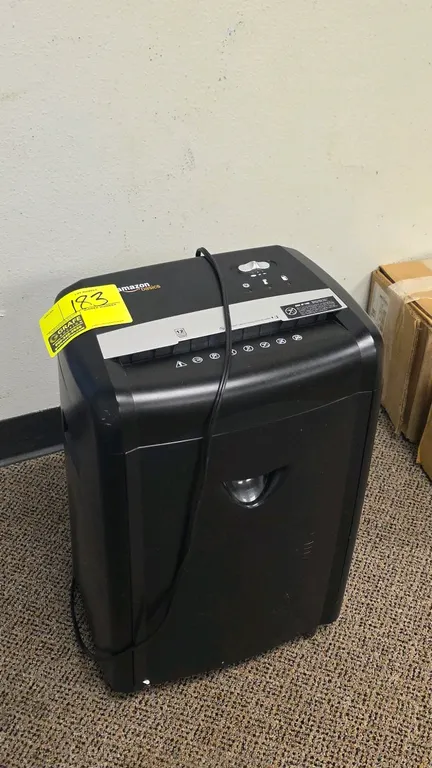Amazon Basics B00D7H8XB6 portable paper shredder. Features a 12-sheet capacity, cross-cut shredding, dedicated slot for CD/DVDs and credit cards, and