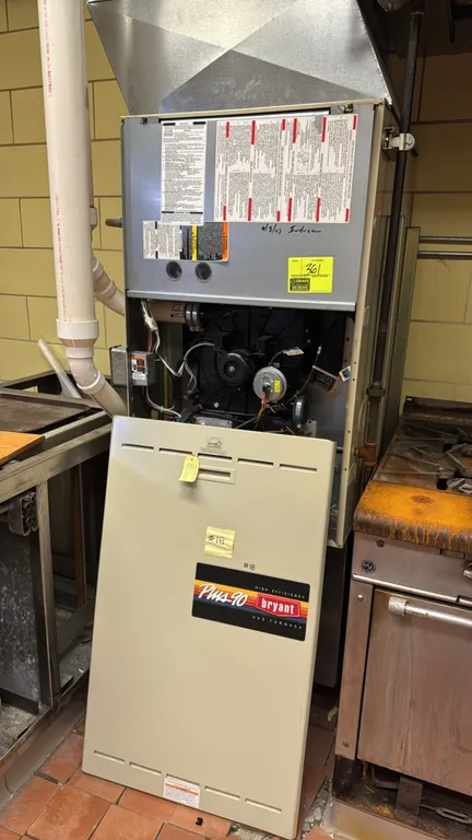 1998 Bryant Plus 90 350MAV060140ADKA high-efficiency natural gas furnace. Features Category IV direct vent forced air heating. Input: 138,000 BTU/hr.