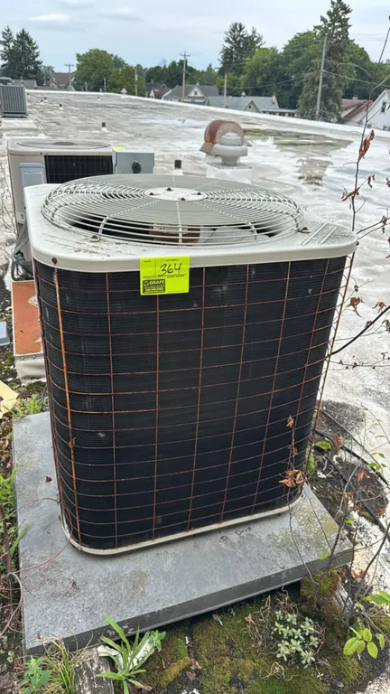1998 Bryant 561CJ060-A rooftop air conditioner condenser unit. Features R-22 refrigerant system. S/N: 1898E19381. Electrical: 208-230V, 60 Hz, 1-Phase