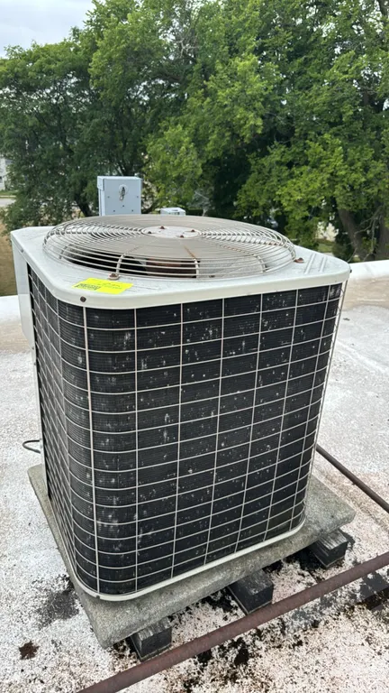 Bryant 561CJ060-A rooftop air conditioning condenser unit. Features top-discharge fan assembly and coil guard. Charged with R-22 refrigerant. S/N: 509