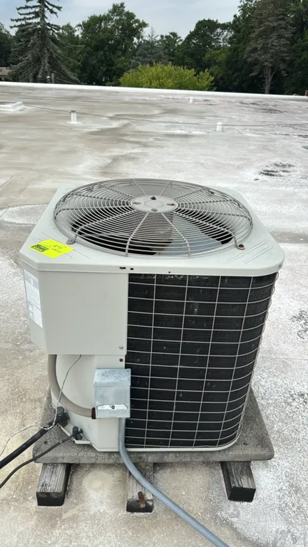 Bryant 561CJ060-H rooftop air conditioner condensing unit. Features top-discharge fan design and R-22 refrigerant. Electrical: 208/230V, 60 Hz, 1-Phas