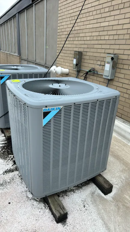 2021 Daikin DX13SA0603AE outdoor AC condensing unit. Features a top-discharge fan and louvered coil guard. S/N: 2101424708. Electrical: 208-230V, 60 H