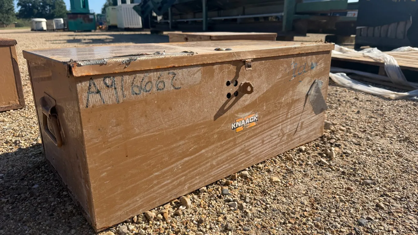 KNAACK TOOL BOX
