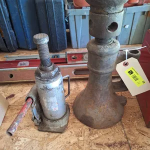 2 Bottle Jacks