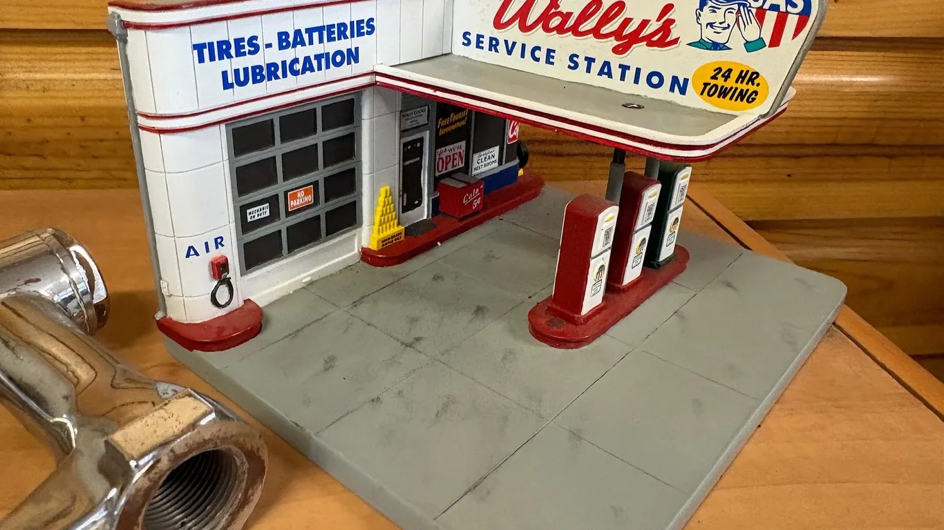 VINTAGE GAS NOZZLE & SERVICE STATION DIORAMA