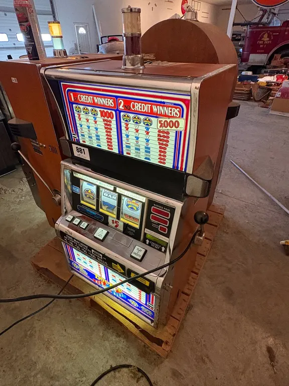 TRIPLE LUCKY SEVENS SLOT MACHINE