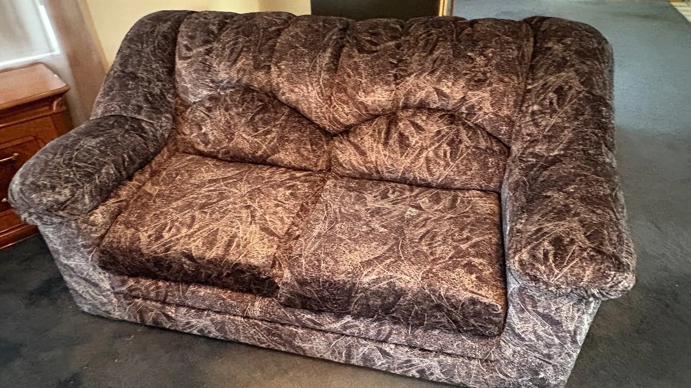 LOVE SEATS AND RECLINER