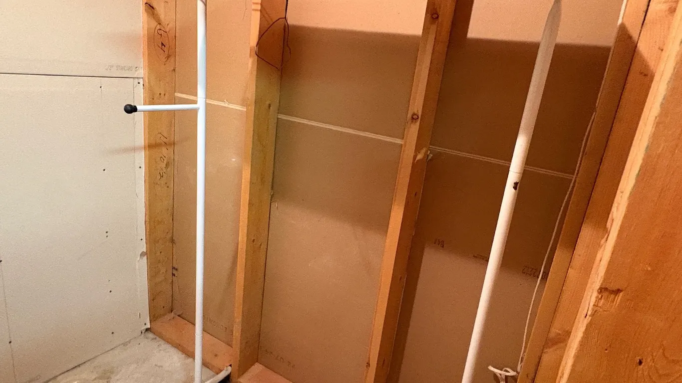 FREE STANDING CLOTHING RACK