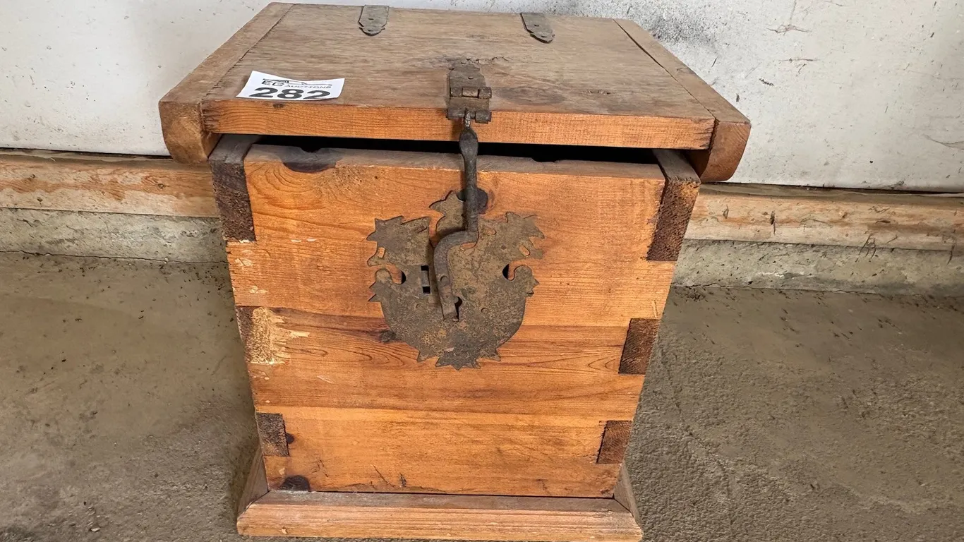 RUSTIC WOODEN STORAGE CHEST