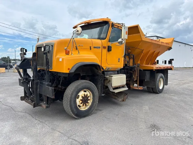 2007 International 5500 4x4 Spreader Truck