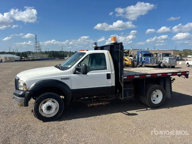 2005 Ford F-450 XL 4x2 Flatbed Truck