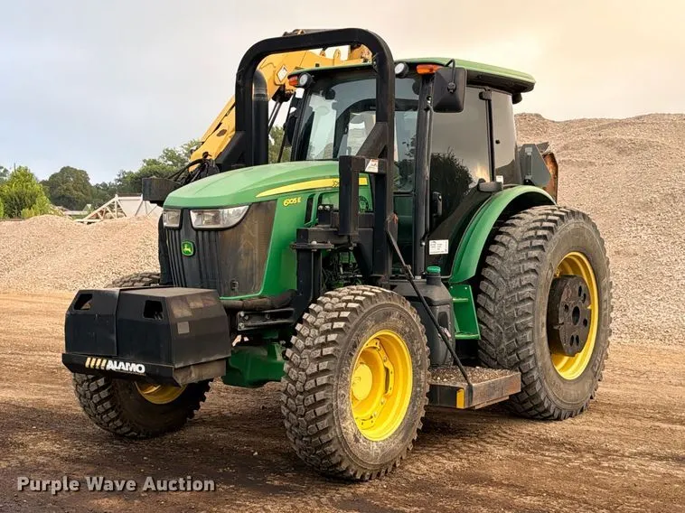 2017 John Deere 6105E MFWD tractor