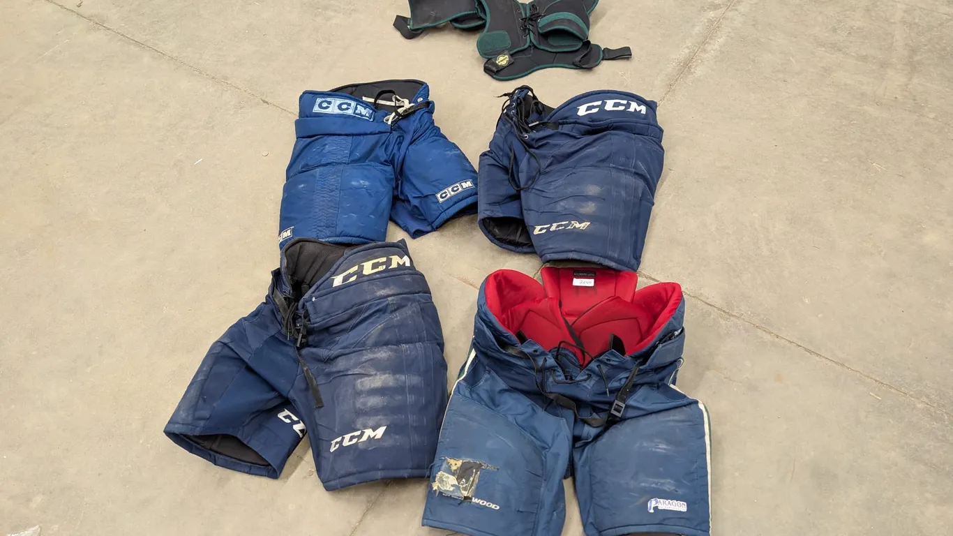 (4) Hockey Pants (Various Sizes & Brands), Bauer 4XL Shoulder Pads