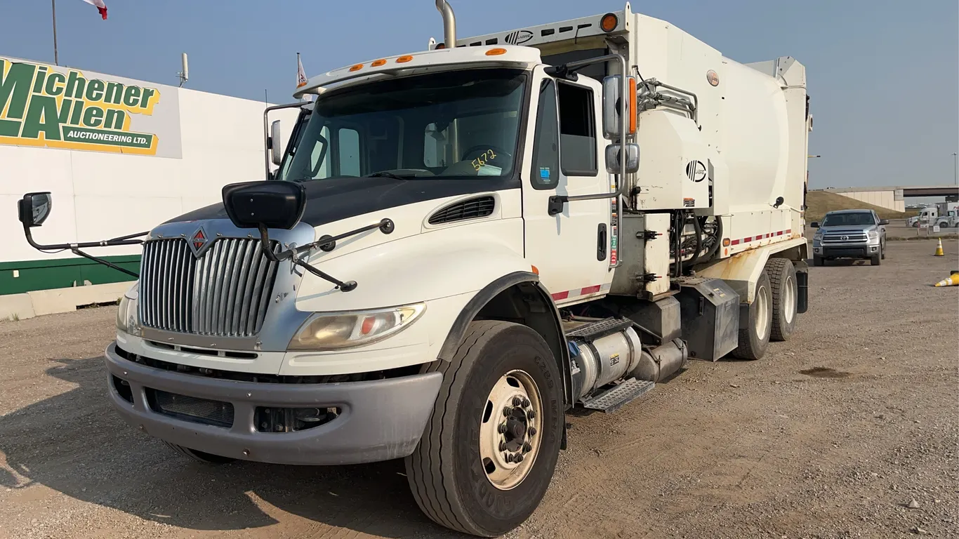 2017 International WorkStar 7400 T/A Refuse Truck