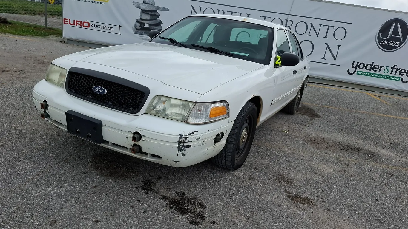 2010 Ford Crown Victoria Police Interceptor w/ Street Appearance Package 4dr Sedan (3.27 Axle)