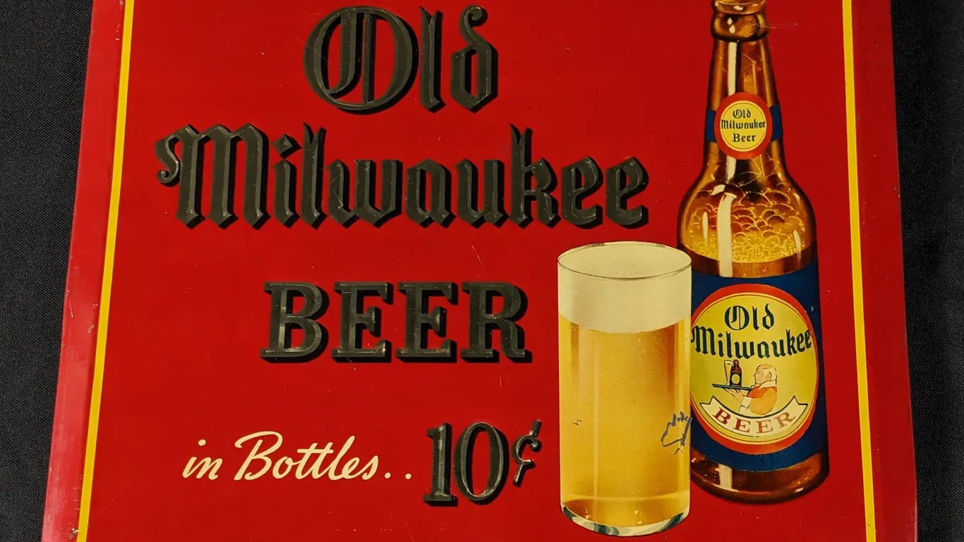 TOC TIN SIGN OLD MILWAUKEE BEER ON BOTTLES 10¢