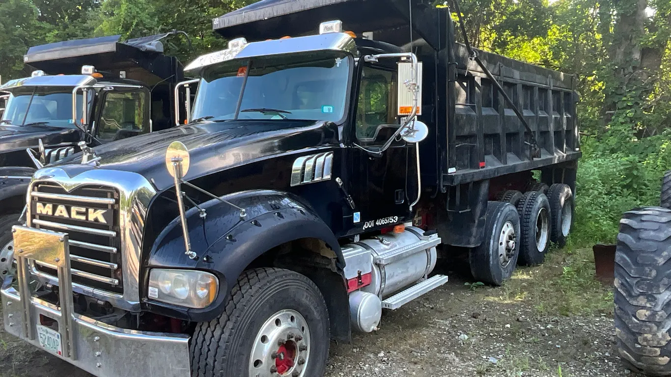 2009 MACK GU713 TRI-AXLE DUMP TRUCK VIN: 1M2AX04C9AM008642