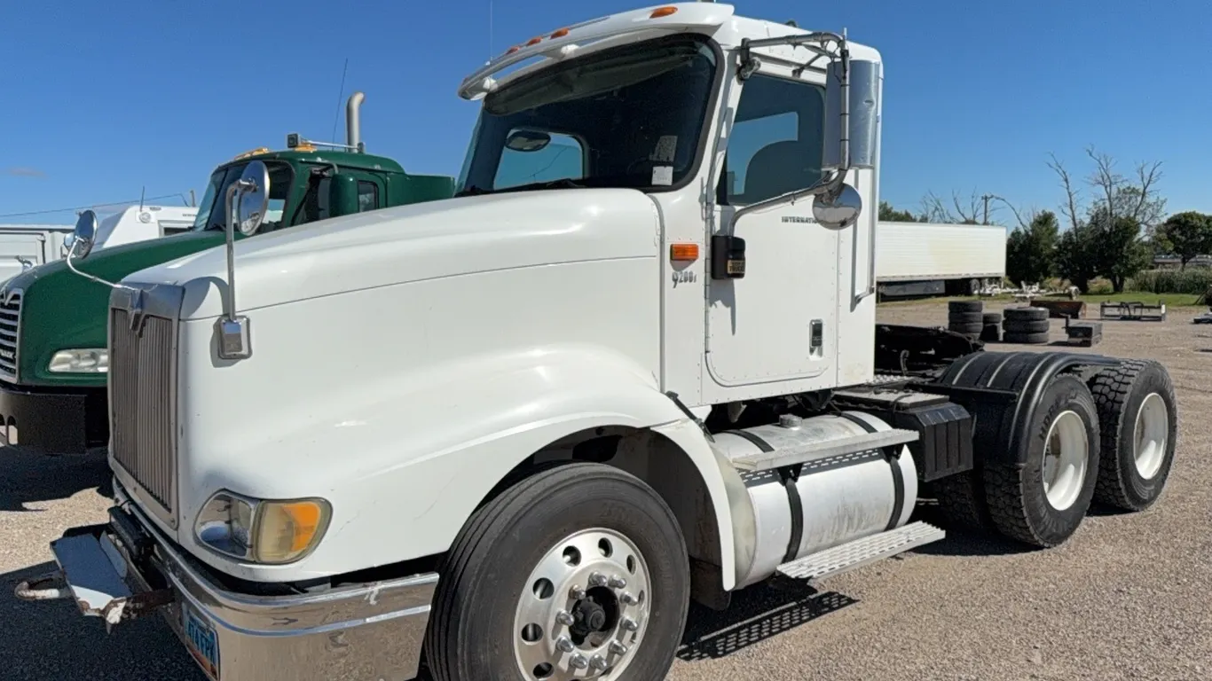 2000 International 9400i day cab