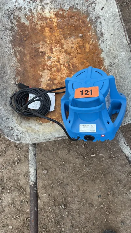 Submersible pump, fits a 1 inch pipe