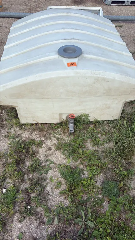 Water tank with hose and valve