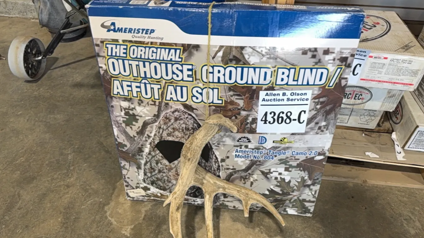 OUTHOUSE GROUND BLIND, RATTLING ANTLERS