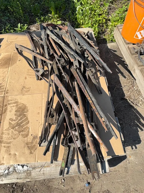 Large Quantity of Crop Lifters
