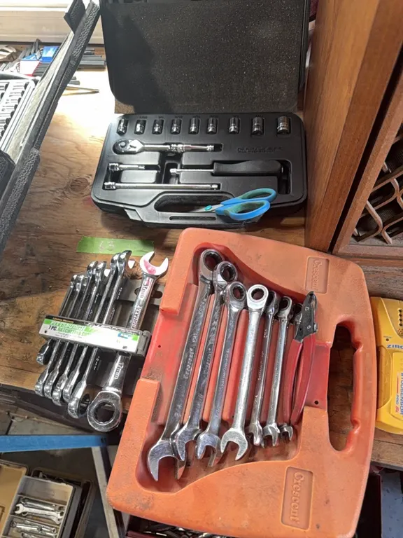 Ratcheting box end wrenches, socket set