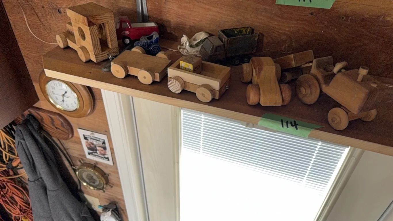 Two old Tonka‘s, wooden toys set