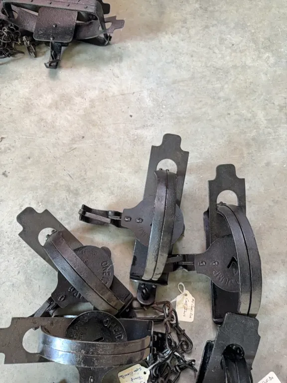 Various collector traps, number 14 Victor with , number four Oneida cast jaws, #3 Oneida super clean Paw, some cast jaws, etc. buying total of 7 traps