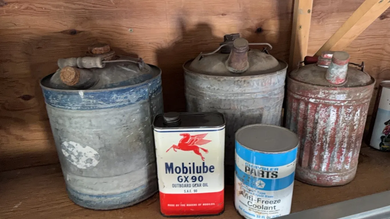 Vintage cans, full quart of Chrysler parts antifreeze un-opened one quart can, also antique mobile oil outboard gear oil can