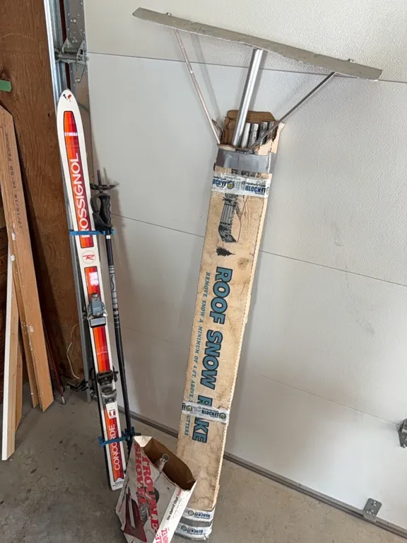 Downhill skis, roof snow shovel, folding shovel, other miscellaneous
