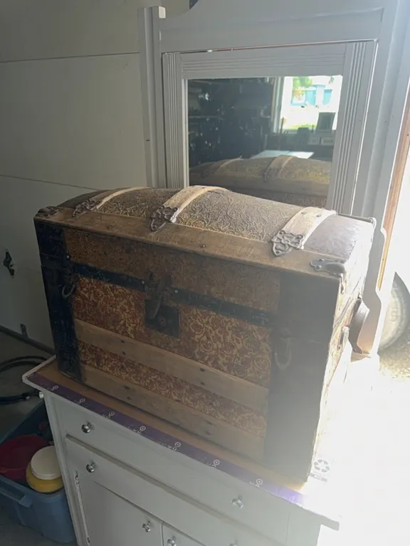 Antique trunk, Camelback