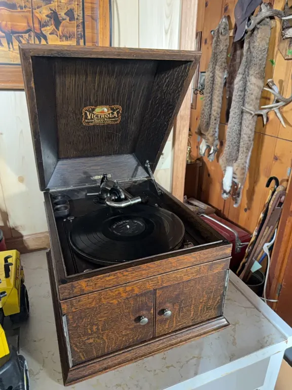 Antique Victrola phonograph and record albums, has bottom cabinet