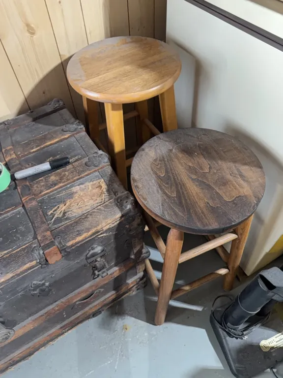 (2) sitting stools, great shape