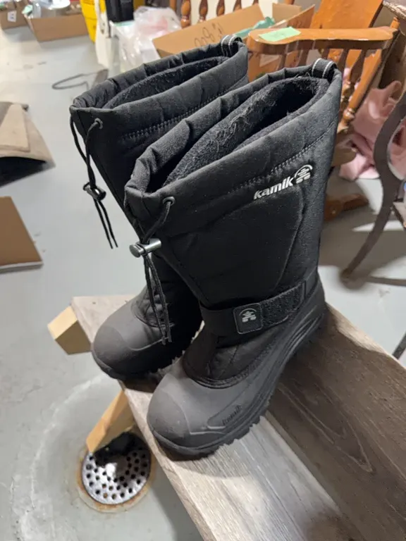 Brand new pair of winter boots size 12