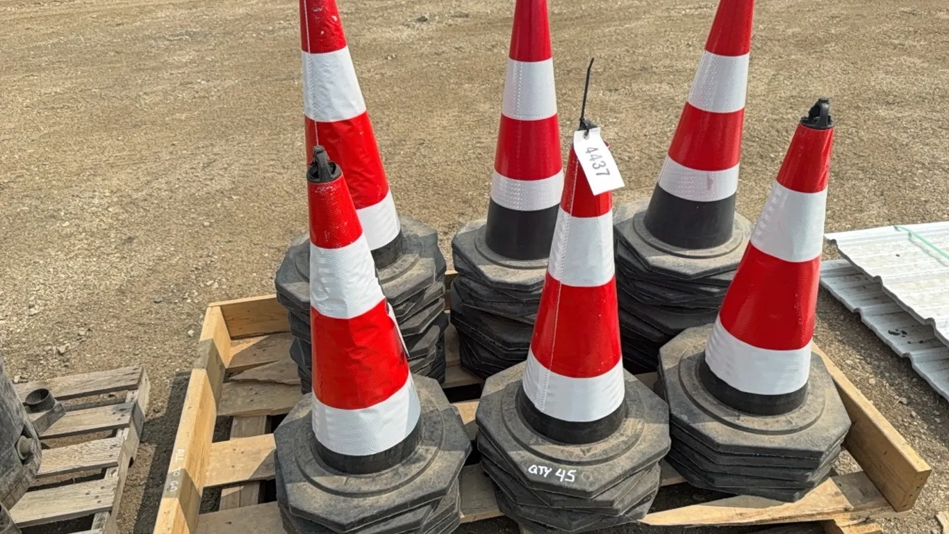ID 4437 (45) Yard Traffic Cones
